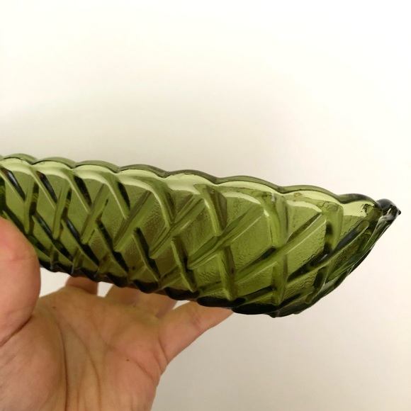 Mid Century Avocado Green Pretzel Design Glass Dish 🥨 - Picture 2 of 3